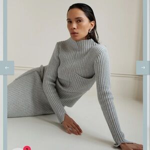 Paper label Liz Long Sleeved ribbed green sweater with pocket. Size small